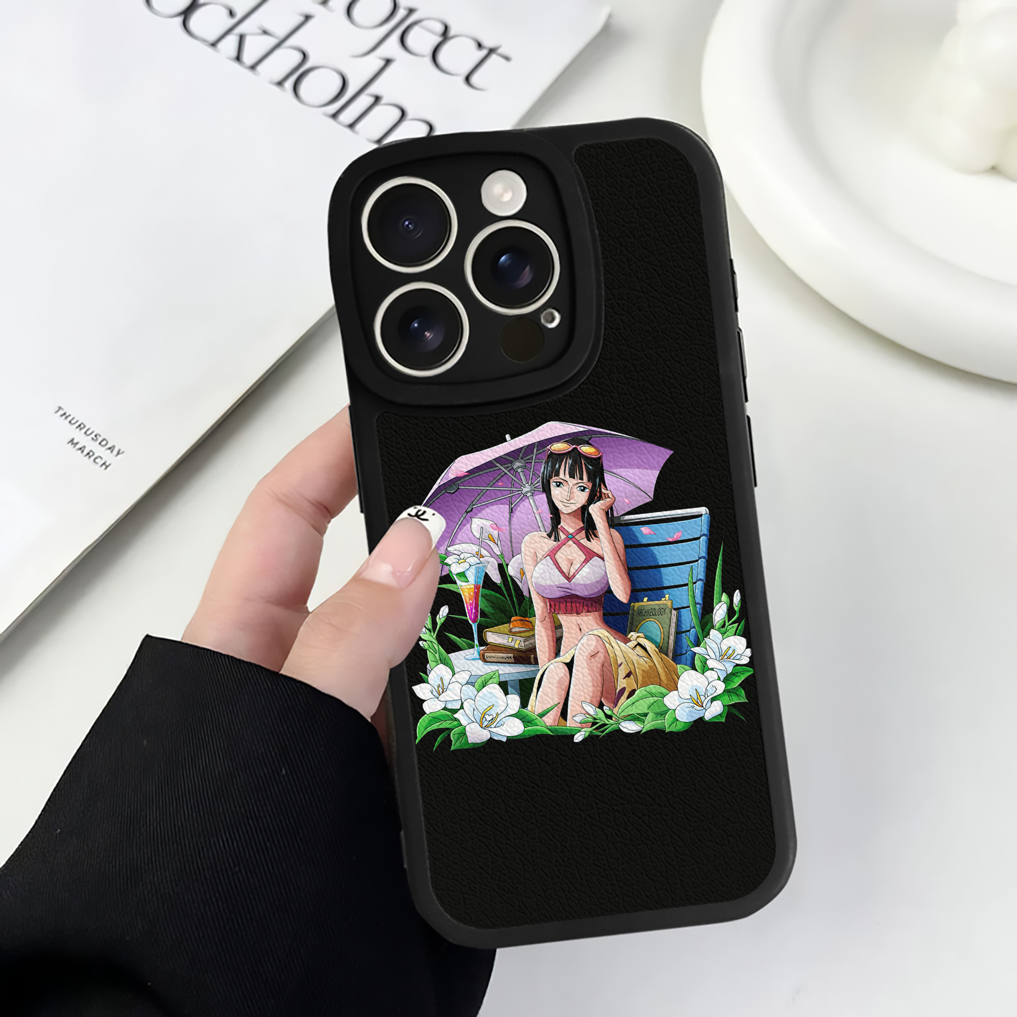 （画像用） ワンピース ニコ・ロビン ONE PIECE Nico Robin 【iPhone 16シリーズ対応】シリコンスマホケース（レザー調） 材質：シリコン